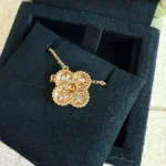 Collier pendentif vintage alhambra en or jaune 18 carats et diamants van cleef & arpels